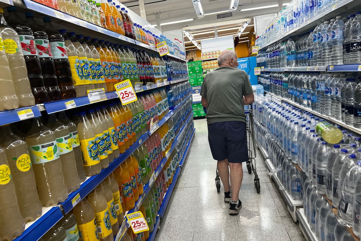 Una góndola de supermercados, con bebidas sin alcohol