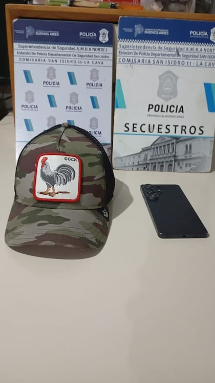 Una gorra y el teléfono de la víctima secuestrado en poder del sospechoso detenido