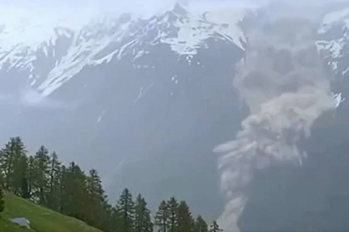 Una gran avalancha con una mezcla de hielo, roca, nieve y agua alcanza el fondo del valle en Wiler después del colapso del glaciar Birch sobre Blatten, Suiza, el miércoles 28 de mayo de 2025.