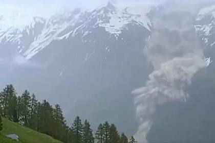 Una gran avalancha con una mezcla de hielo, roca, nieve y agua alcanza el fondo del valle en Wiler después del colapso del glaciar Birch sobre Blatten, Suiza, el miércoles 28 de mayo de 2025.