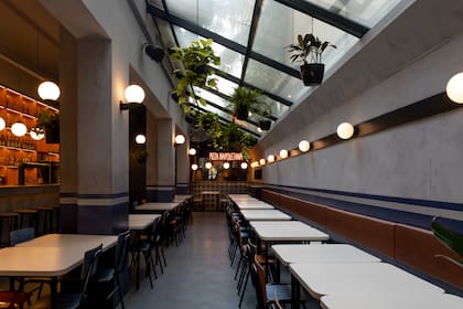 Una gran barra y patio alargado para el local Pompeya Pizzería Napoletana