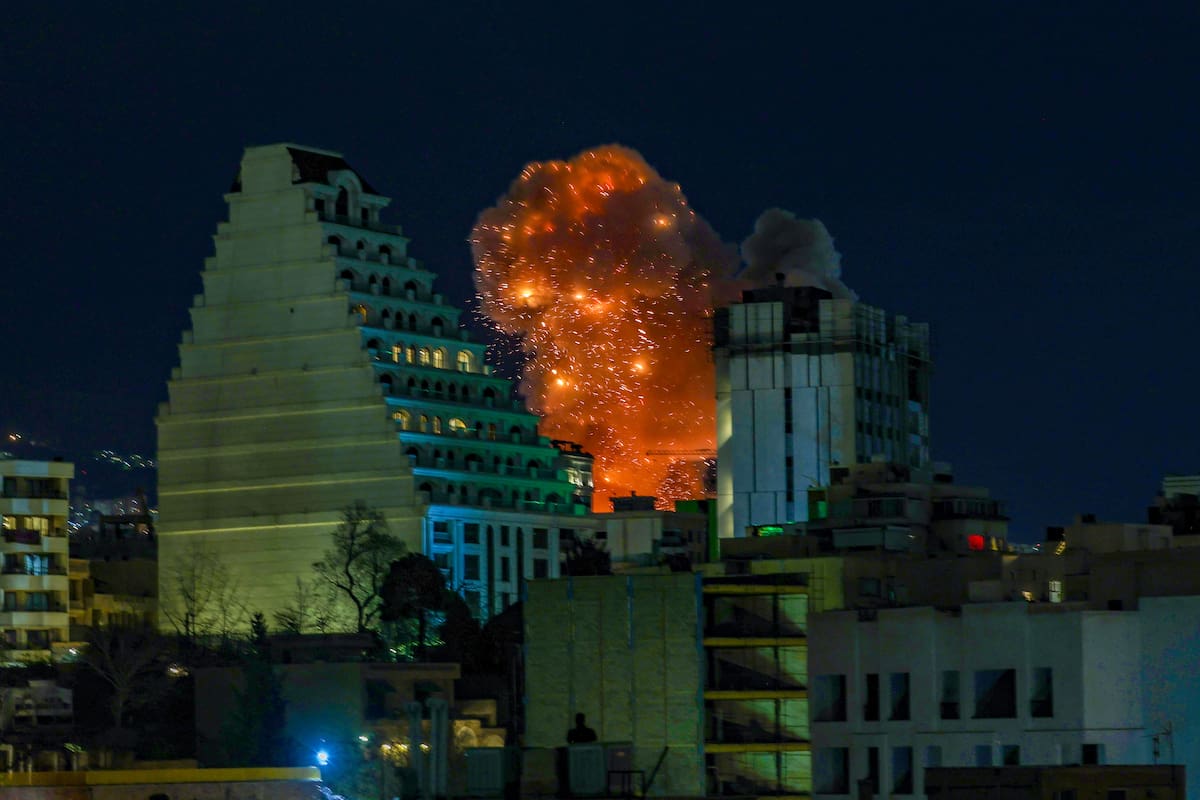 Una gran columna de humo se eleva sobre Teherán después de que se reportaran explosiones en la ciudad