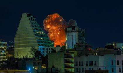 Una gran columna de humo se eleva sobre Teherán después de que se reportaran explosiones en la ciudad