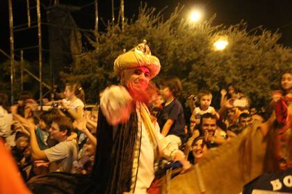 Una gran desfile de Reyes Magos en Sierra de la Ventana, entre otras celebraciones de Italia a Nueva Orleans