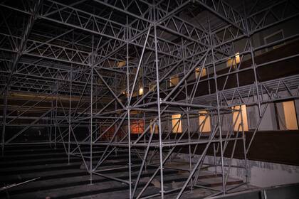 Una gran estructura metálica ocupa el espacio central de la platea del Alvear, la sala que está cerrada hasta casi una década y que para julio volverá a recibir a artistas y público