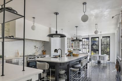 Una gran isla central es la protagonista de la cocina, uno de los lugares favoritos de Paltrow, quien la había rediseñado hace poco.