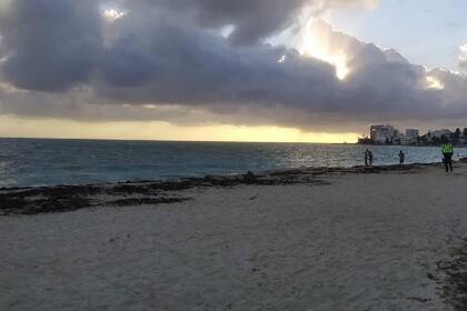 Una gran nube de polvo cubre las playas del Caribe