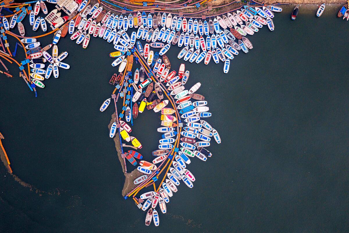 Una gran reunión de devotos hindúes se ve en Basant Panchami, el día que marca la llegada de la primavera, en la confluencia de los ríos Ganges y Yamuna durante la feria anual de Magh Mela en Prayagraj, India, el viernes 23 de enero de 2026. (Foto AP/Rajesh Kumar Singh, Archivo)