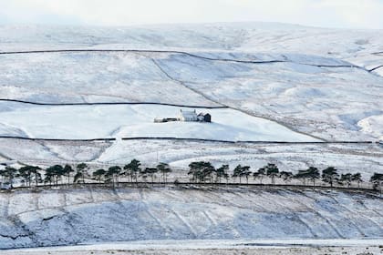 Una granja cubierta de nieve en Teesdale, en el noreste de Inglaterra, después de que una ola invernal trajera nieve en las colinas y un riesgo de hielo en gran parte del país