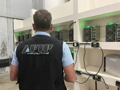Una granja de minado de criptomonedas funcionaba dentro de una cámara frigorífica preparada para conservar fruta, en San Juan