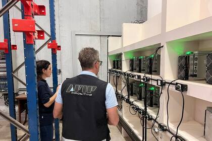 Una granja de minado de criptomonedas funcionaba dentro de una cámara frigorífica preparada para conservar fruta, en San Juan