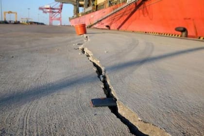 Una grieta en un muelle de Pohang, en Corea del Sur, apareció luego de un sismo de magnitud 5,5 en 2017