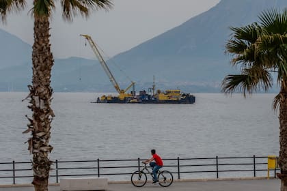 Una grúa cerca del lugar donde se hundió el yate Bayesian cerca de Palermo, Sicilia, Italia, el 4 de mayo del 2025. . (AP foto/Salvatore Cavalli)