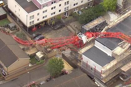 Una grúa de 20 metros se derrumbó en Compton Close, Londres