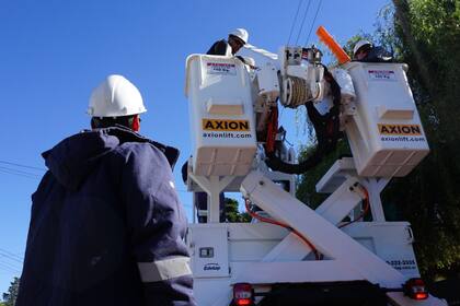 Una grúa de la empresa de energía platense reparando líneas (archivo)