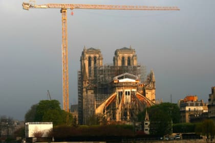 Una grúa gigante en las proximidades de la catedral de Notre Dame, que hoy se encuentra vacía