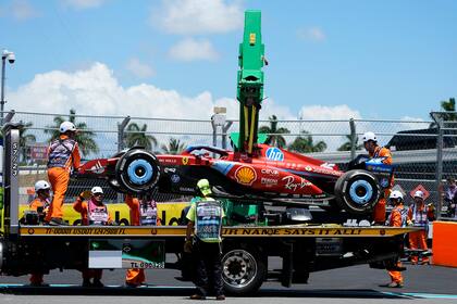 Una grúa retira el Ferrari de Charles Leclerc, después de que el monegasco cometiera un trompo en un sector estrecho de la pista del Gran Premio de Miami de Fórmula 1; el coche italiano luce dos tonos de azul esta vez, en celebración de los 70 años de la marca en Estados Unidos.