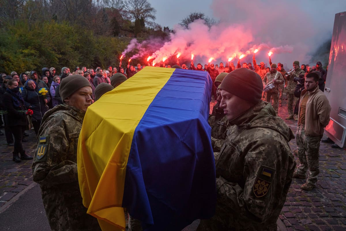 Una guardia de honor carga el ataúd del soldado caído ucraniano, Danylo Liashkevych, quien murió junto a su novia Valentyna Nagorna, durante su funeral en Kiev, Ucrania, el viernes 8 de noviembre de 2024. (AP Foto/Evgeniy Maloletka)