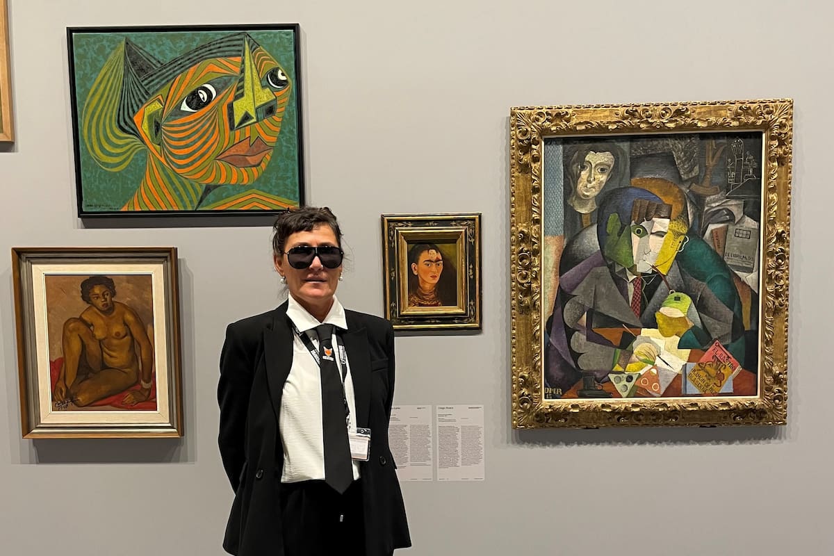 Una guardia de seguridad posa junto a "Diego y yo", de Frida Kahlo, y el Retrato de Ramón Gómez de la Serna, de Diego Rivera