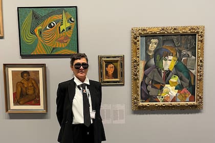 Una guardia de seguridad posa junto a "Diego y yo", de Frida Kahlo, y el Retrato de Ramón Gómez de la Serna, de Diego Rivera