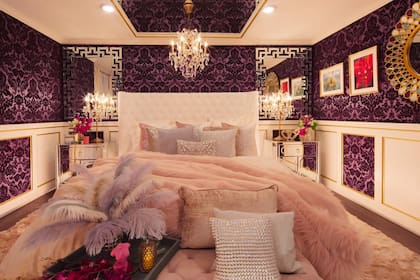 Una habitación a la que se le sumó una barra de striptease, una ducha de vidrio para poder ver a la pareja desde la cama y una cerradura activada por huella digital en la puerta