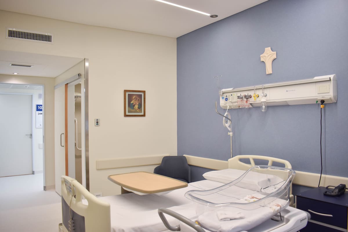 Una habitación de la renovada Maternidad del Sanatorio Mater Dei