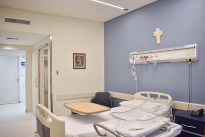 Una habitación de la renovada Maternidad del Sanatorio Mater Dei