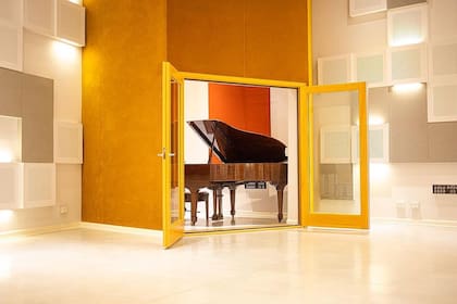 Una habitación más pequeña conduce a un piano de cola