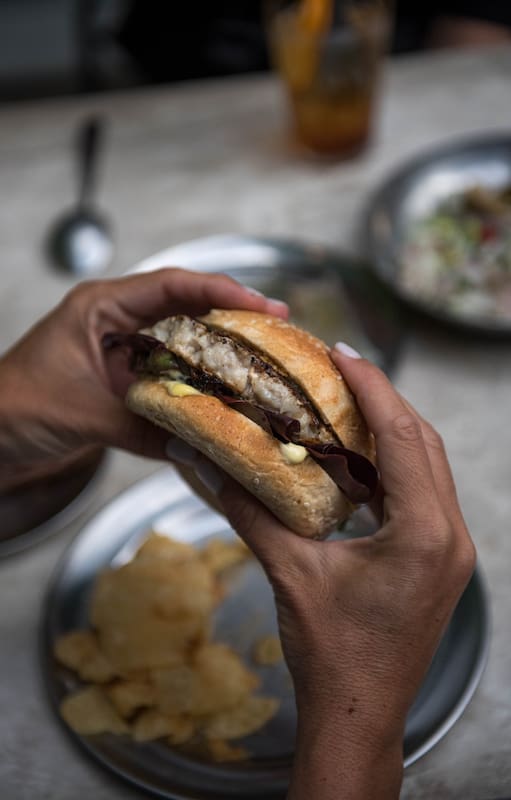 Una hamburguesa de pescado fresco, en Proyecto Pescado.