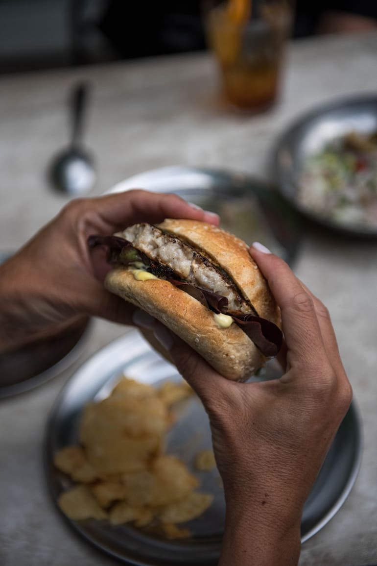 Una hamburguesa de pescado fresco, en Proyecto Pescado.