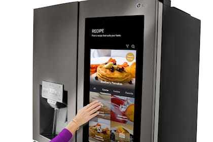 Una heladera de LG con conexión a Internet, aplicaciones y acceso a redes sociales