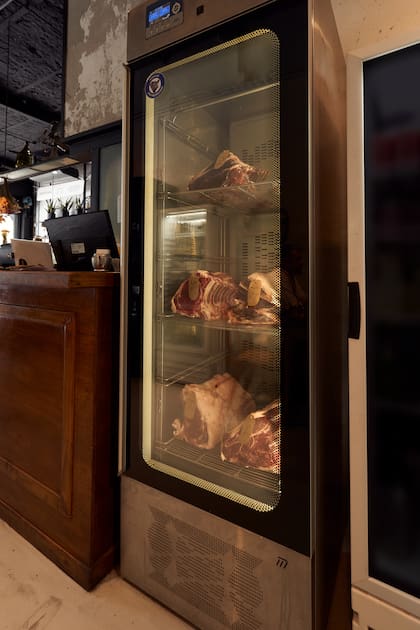 Una heladera exhibe los cortes de carne en plena maduración
