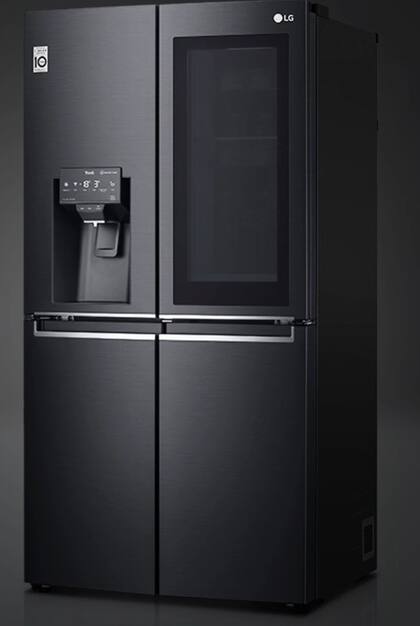 Una heladera LG InstanView Refrigerator with Craft Ice; tiene un panel que se hace transparente para mostrar el interior de la heladera