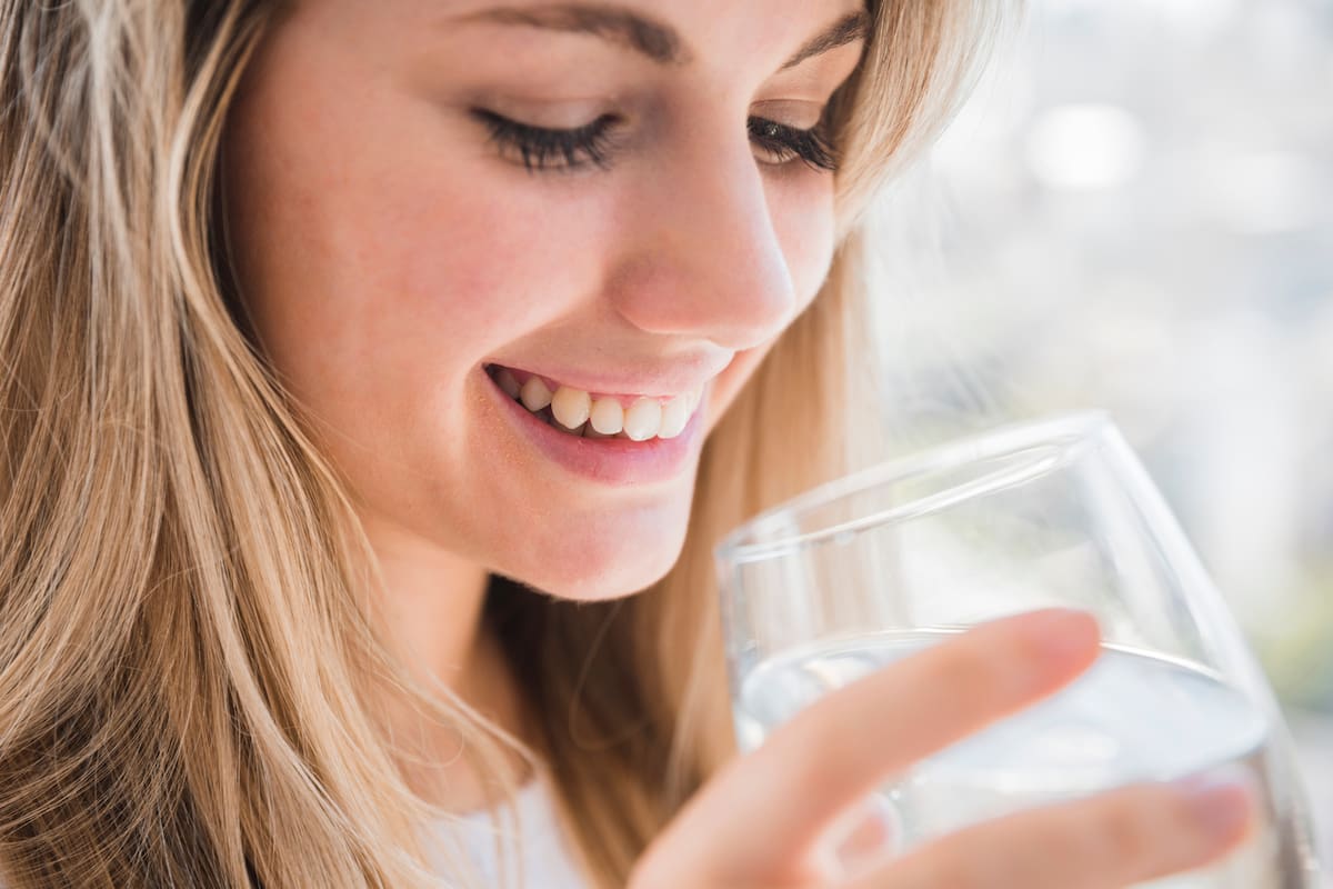 Una hidratación adecuada es fundamental para ayudar al hígado a eliminar toxinas, mejorar el metabolismo de las grasas y optimizar su función (Foto de carácter ilustrativa: Freepik)
