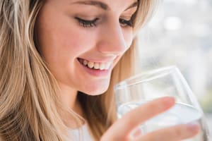 Una hidratación adecuada es fundamental para ayudar al hígado a eliminar toxinas, mejorar el metabolismo de las grasas y optimizar su función (Foto de carácter ilustrativa: Freepik)
