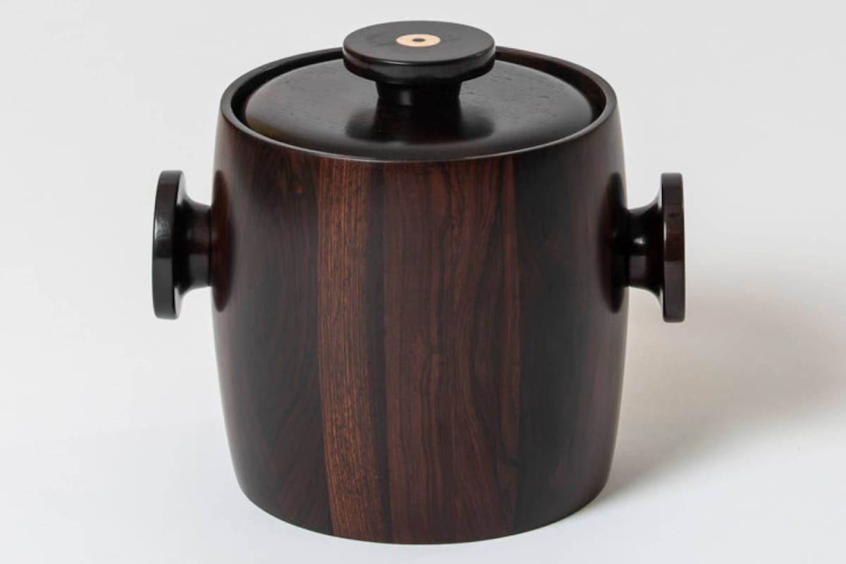 Una hielera de origen brasileño hecha en madera con incrustaciones en asta, uno de los objetos de diseño que se subastan a beneficio del Hospital Fernández