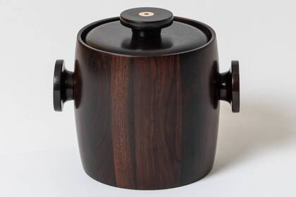 Una hielera de origen brasileño hecha en madera con incrustaciones en asta, uno de los objetos de diseño que se subastan a beneficio del Hospital Fernández