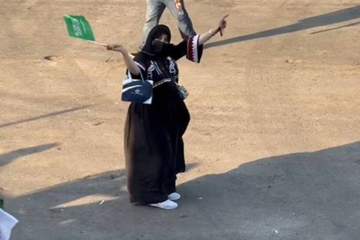 Una hincha de Arabia Saudita festejó en soledad el triunfo de su país sobre la selección argentina y su imagen se volvió viral