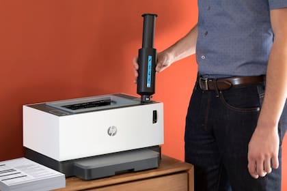 Una HP NeverStop Laser y el cartucho de toner