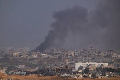 Una humareda de alza en el cielo tras una explosión en la Franja de Gaza, vista desde el sur de Israel, el martes 21 de mayo de 2024. (AP Foto/Leo Correa)