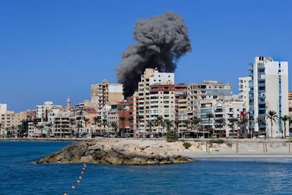 Una humareda se eleva de un edificio alcanzado por un ataque aéreo israelí en Tiro, Líbano, el miércoles 23 de octubre de 2024. (AP Foto/Mohammad Zaatari)