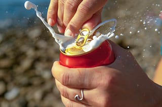 Un olvido en un picnic generó la “chapita” que cambió la forma de beber en el mundo