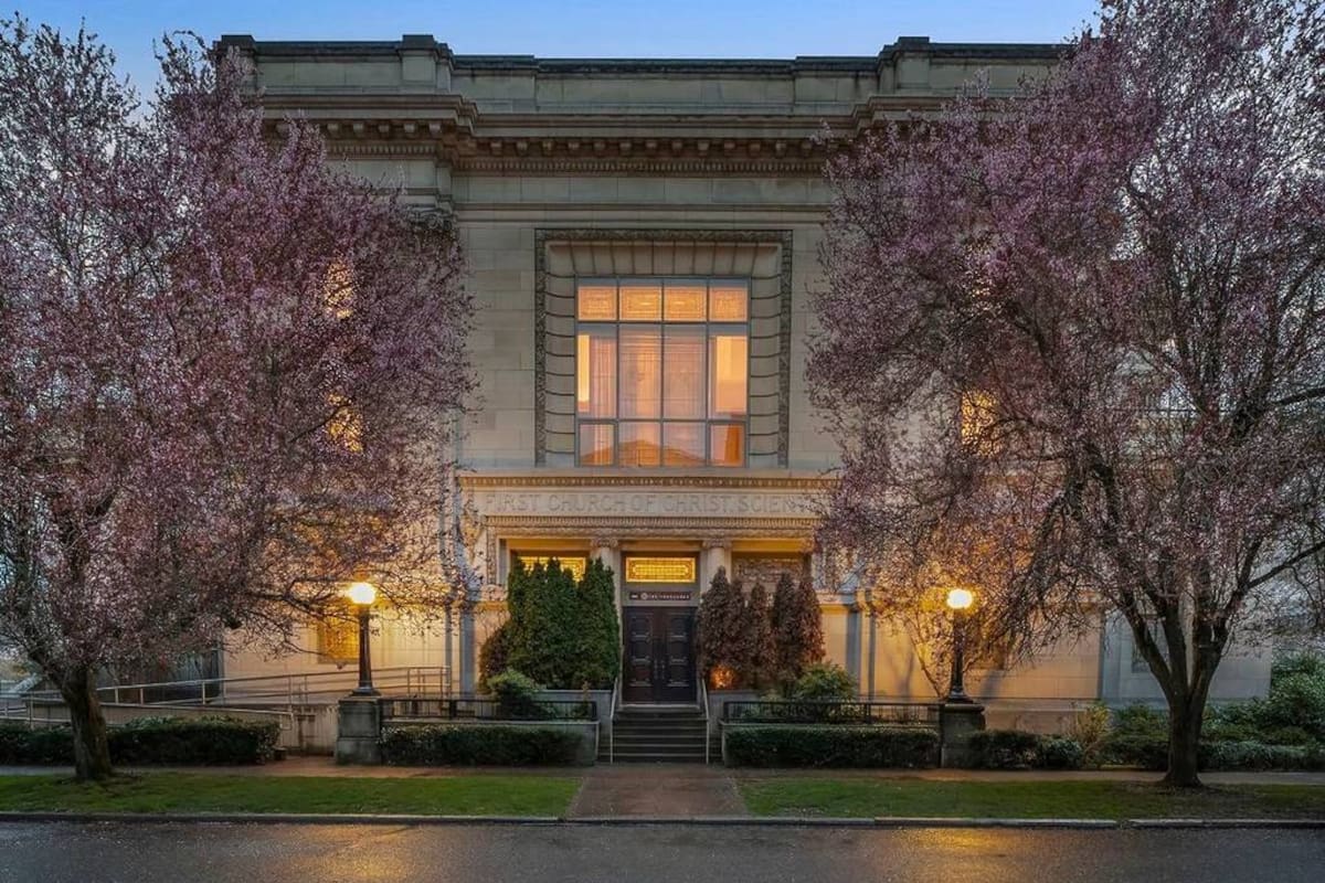 Una iglesia histórica convertida en una casa adosada de 2,4 millones de dólares en Capitol Hill