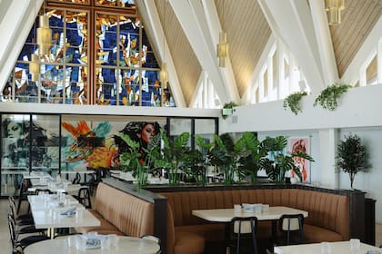 Una iglesia luterana se reconvirtió en un elegante restaurante