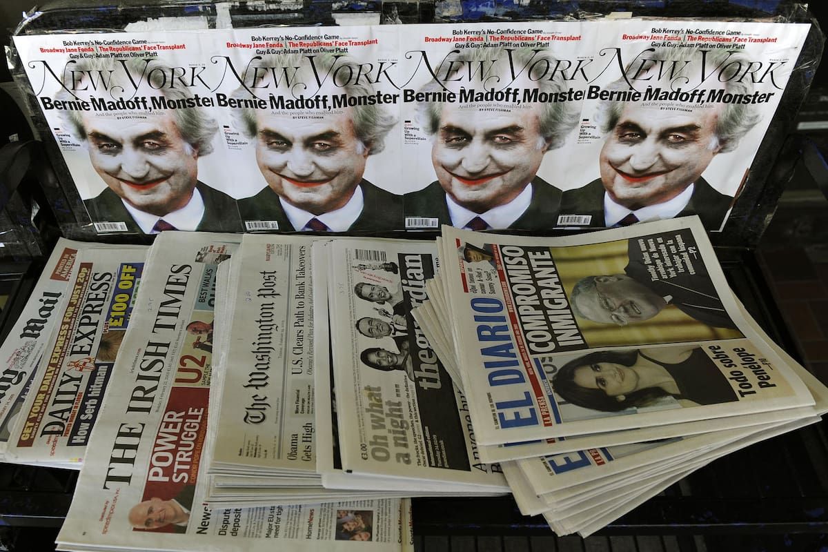 Una ilustración del cerebro del esquema Ponzi Bernard Madoff retratado como el "Joker" de Batman se ve en la portada de la revista New York Magazine en un quiosco el 24 de febrero de 2009 en Nueva York. Actualmente Madoff está libre con una fianza de 10 millones de dólares, pero confinado en su apartamento de Nueva York bajo vigilancia las 24 horas. En enero, un juez se negó a encerrar a Madoff incluso después de que se reveló que envió más de un millón de dólares en joyas a amigos y familiares en violación de una congelación ordenada por la corte de todos sus activos.