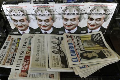 Una ilustración del cerebro del esquema Ponzi Bernard Madoff retratado como el "Joker" de Batman se ve en la portada de la revista New York Magazine en un quiosco el 24 de febrero de 2009 en Nueva York. Actualmente Madoff está libre con una fianza de 10 millones de dólares, pero confinado en su apartamento de Nueva York bajo vigilancia las 24 horas. En enero, un juez se negó a encerrar a Madoff incluso después de que se reveló que envió más de un millón de dólares en joyas a amigos y familiares en violación de una congelación ordenada por la corte de todos sus activos.