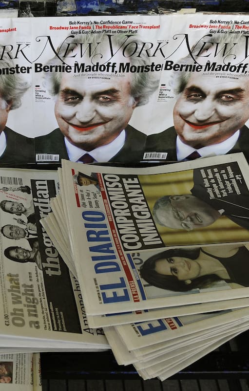 Una ilustración del cerebro del esquema Ponzi Bernard Madoff retratado como el "Joker" de Batman en la portada de la revista New York Magazine en un quiosco el 24 de febrero de 2009 en Nueva York. En ese momento, Madoff estába libre por una fianza de 10 millones de dólares, pero confinado en su apartamento de Nueva York bajo vigilancia las 24 horas.