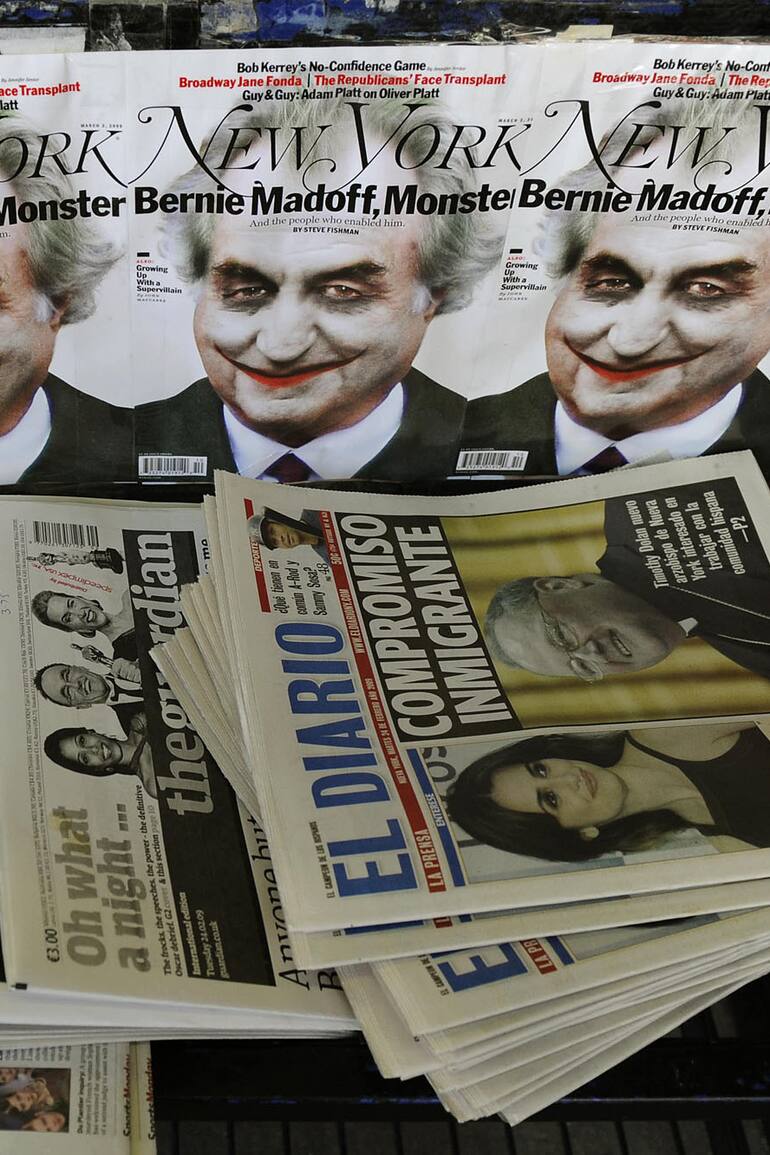 Una ilustración del cerebro del esquema Ponzi Bernard Madoff retratado como el "Joker" de Batman en la portada de la revista New York Magazine en un quiosco el 24 de febrero de 2009 en Nueva York. En ese momento, Madoff estába libre por una fianza de 10 millones de dólares, pero confinado en su apartamento de Nueva York bajo vigilancia las 24 horas.