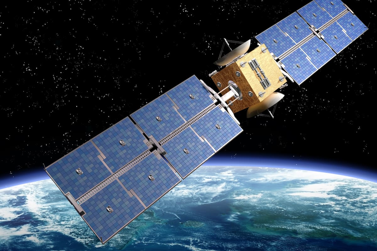 Una ilustración que muestra los paneles solares de un satélite en órbita. Un grupo de investigadores alemanes desarrollaron una nueva tecnología que permite aumentar la eficiencia energética de esta tecnología