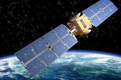 Una ilustración que muestra los paneles solares de un satélite en órbita. Un grupo de investigadores alemanes desarrollaron una nueva tecnología que permite aumentar la eficiencia energética de esta tecnología